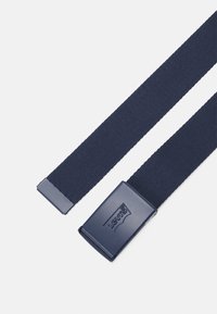 Marineblå elastisk belte med rektangulær plastspenne, med Levi's-logoen preget på fronten. Endene er trimmet for et rent utseende.