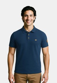 Navyblauw poloshirt van textuurstof met een drieknoopsluiting en een klein gouden berenlogo op de borst. Korte mouwen, casual pasvorm.