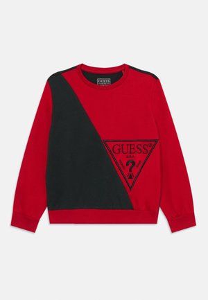 Sweatshirt rouge et noir avec un logo triangulaire arborant le nom de la marque. Fabriqué dans un matériau doux ; manches longues et poignets côtelés.