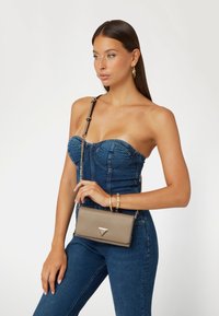 Guess NOELLE  FLAP  - Rankinė per petį - beige