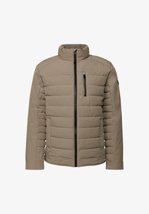 Braune gepolsterte Jacke mit hohem Kragen, vertikaler Nahtdetailierung, Reißverschlusstasche auf der Brust und Reißverschluss vorne. Glattes, strukturiertes Material.