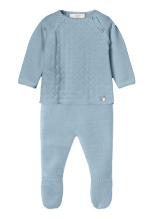 Ensemble bébé tricoté bleu clair doux avec manches longues, haut texturé avec trois boutons aux épaules, et pantalon avec pieds.