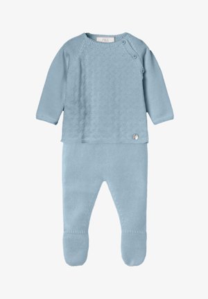 Ensemble bébé tricoté bleu clair doux avec manches longues, haut texturé avec trois boutons aux épaules, et pantalon avec pieds.