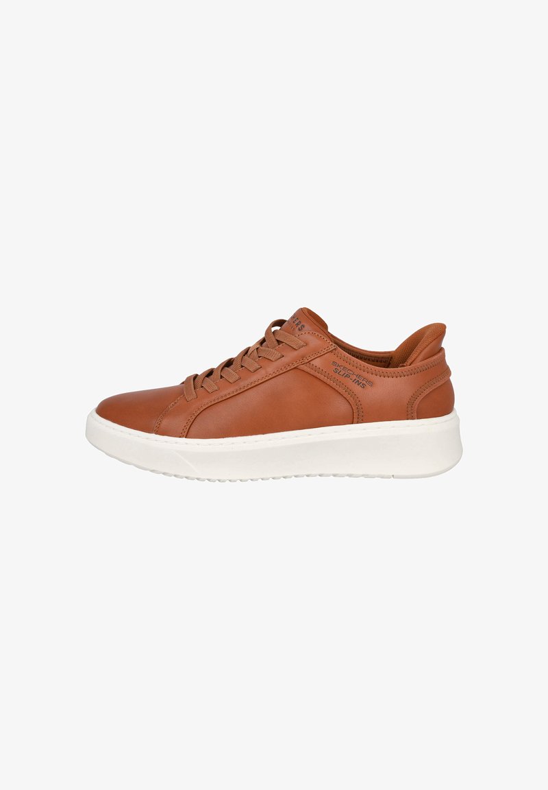 Zapatilla de cuero marrón con suela de goma blanca, punta redonda y cordones planos. Cuenta con acentos texturizados y un sutil diseño de marca en el lateral.