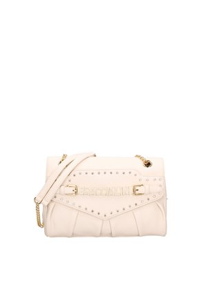 Borsa a spalla in pelle color crema con tracolla a catena dorata, patta frontale borchiata, dettagli con fibbia e marchio "BRACCIALINI" impresso.