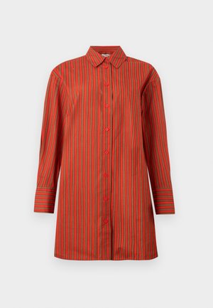 Sukienka koszulowa na długi rękaw z pionowymi paskami w kolorze czerwonym i ciemnozielonym oraz ostrym kołnierzykiem na białym tle.