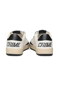 Sneakers bianchi in pelle con accenti neri e tallone testurizzato, con la parola "CRIME" in evidenza sul retro.