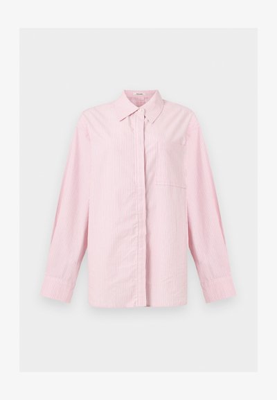 Ανοιχτό ροζ πουκάμισο μακριού μανικιού με λεπτές κάθετες λευκές ρίγες και μία τσέπη στο στήθος σε λευκό φόντο.