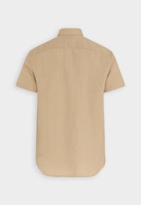 Camisa de manga corta, con cuello, en tejido beige claro. Presenta un dobladillo recto y costura en el yugo trasero, con una textura suave sin patrones ni adornos.