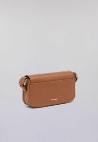 Borsa a tracolla in finta pelle marrone, con forma rettangolare, texture liscia e dettagli in metallo argentato. Design minimalista con patta sicura.
