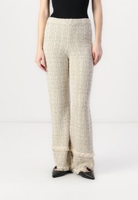 Tweed flared bukser i creme med en tekstureret vævning, der har en frynset kant og en høj, elastisk talje for en behagelig pasform.
