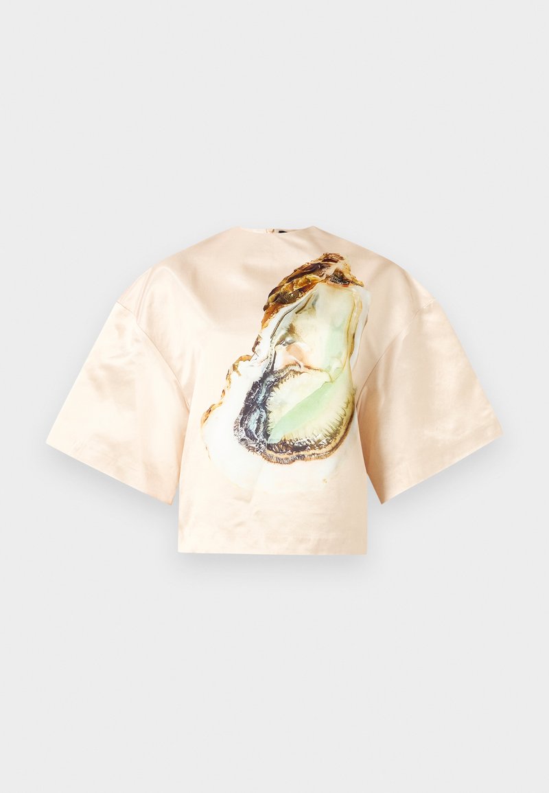 Seidenbluse in zartem Pfirsich mit einem großen Austerndruck auf der Vorderseite, kurzen weiten Ärmeln und einem runden Ausschnitt. Glatte Textur.