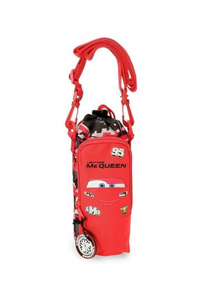 Bolso de hombro rojo con la cara de Rayo McQueen y el número 95, patrones en negro y rojo, y una correa desmontable con detalle de rueda de coche.