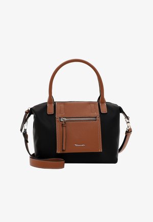 Melnā rokassomiņa ar brūniem ādas akcentiem, kam ir priekšējais kabata ar rāvējslēdzēju, divas roktura un noņemams plecu siksna. Sudraba aparatūra.