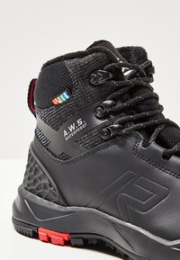 Mustat vedenpitävät saappaat, joissa on teksturoitu kangas ja synteettinen materiaali. Ominaisuuksiin kuuluvat punaiset ja harmaat yksityiskohdat, kohotettu logo ja kestävä nauhoitusjärjestelmä.