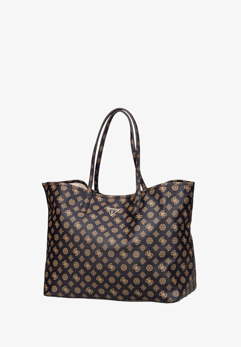 Gran bolsa de tote negra fabricada en material sintético texturizado, con un patrón dorado repetido y dos asas para el hombro. Logotipo exhibido de forma prominente.