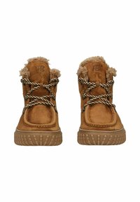 Botas de ante marrón con cuello forrado de piel, cordones marrones y suela de goma texturizada. Presenta detalles de costura y un logo en la parte frontal.