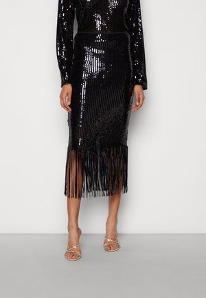 Jupe midi noire en sequins avec des franges au niveau de l'ourlet. Texture lisse, design ajusté, avec des manches longues et une silhouette moulante.