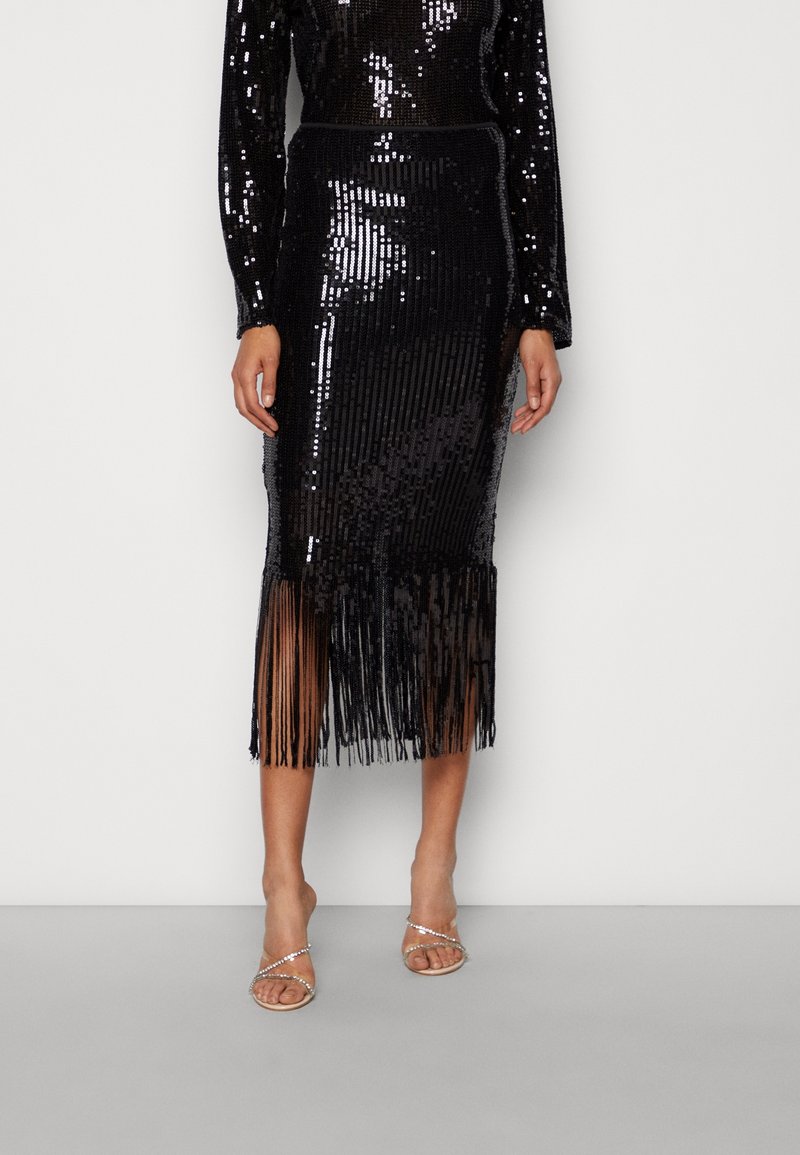 Černá midi sukně s flitry a třásněmi na spodním okraji. Hladká textura, přiléhavý střih, dlouhé rukávy a těsně padnoucí silueta.