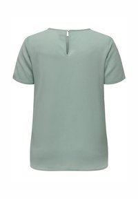 Top verde menta a maniche corte con scollo rotondo e dettaglio a oblò con bottone sul retro. Tessuto morbido con vestibilità comoda, senza fantasie o accenti.