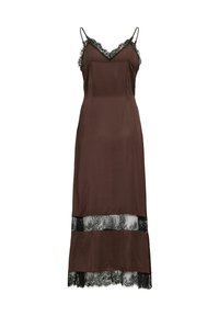 Bruine satijnen jurk met kanten accenten, voorzien van dunne spaghettibandjes en een doorschijnende kanten zoom. De stof is glad en het ontwerp is licht getailleerd.