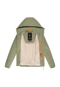 Grön isolerad jacka med huva, som har en mjuk beige foder, orange detaljer, elastiska manschetter och en etikett med ett mönstrat design.