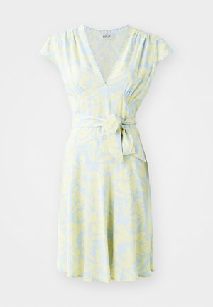 Kvetinové zavinovacie šaty v svetlomodrej farbe s žltým listovým vzorom, krátke rukávy v strihu cap, výstrih do V a viazanie v pásovej oblasti, vyrobené z ľahkej tkaniny.