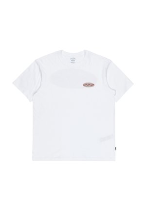 T-shirt en coton blanc avec un col rond, des manches courtes et un logo circulaire sur la poitrine présentant des lignes ondulées en marron et en vert d'eau.