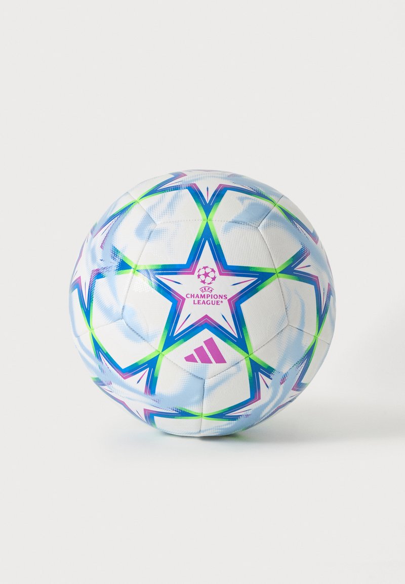 Λευκή μπάλα ποδοσφαίρου Adidas Champions League με μπλε, πράσινα και μοβ μοτίβα αστεριών σε απλό, ανοιχτόχρωμο φόντο.