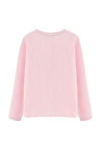 Camisa de manga larga en suave algodón rosa. Cuello redondeado, sin costuras visibles, textura mínima y un ajuste relajado. Vista trasera presentada.