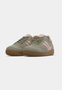 Πράσινα δερμάτινα αθλητικά παπούτσια με ανοιχτό ροζ λεπτομέρειες, με ομαλή υφή, στρογγυλή μύτη, επίπεδη ελαστική σόλα και σχέδιο με κορδόνια.