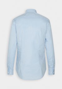 Helles, blaues Langarmhemd mit Button-Down-Kragen, das über eine glatte Textur und Knopfmanschetten verfügt und sowohl für legere als auch formelle Anlässe geeignet ist.