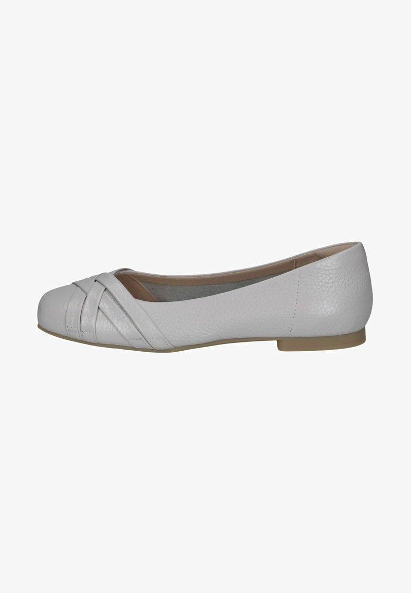 Ballerine plate en cuir blanc avec un design plissé à l'avant, bout rond et semelle en caoutchouc plate. Texture lisse et style minimaliste.