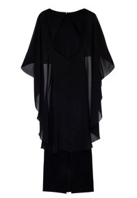 Melnā maxi kleita ar caurspīdīgām apmetnes piedurknēm, dziļu V formas kakla izgriezumu, gludu tekstūru un slaidu siluetu. Iespējama atvēršana mugurpusē ar atslēgu.