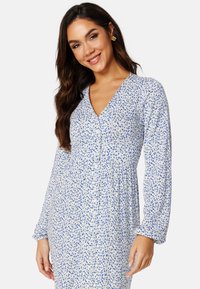 Bubbleroom V-NECK MIDI BUTTON DRESS - Žerzejové šaty - dark blue