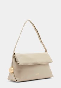 Borsa a tracolla sintetica beige con pattina pieghevole, manico singolo e dettagli in tonalità d'oro sul lato. Texture liscia e design moderno.