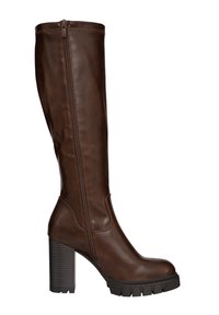 Bota marrón hasta la rodilla hecha de material sintético suave, con un cierre lateral, tacón ancho y suela texturizada para agarre.