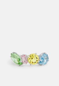 Anello multi-gemmi con una pietra a forma di pera verde, una rettangolare rosa, una tonda gialla e una ovale blu incastonate in argento. Design della fascia metallica liscia.