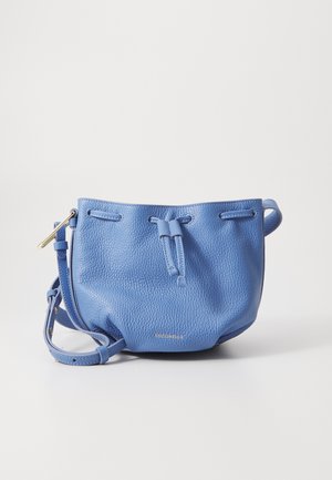 Blauwe leren bucketbag met textuur, met een trekkoordsluiting, korte handvatten en een verstelbare schouderriem. Bevat een gouden logo-detail.