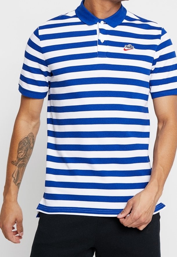 Blå och vitrandig polotröja med korta ärmar, treknappsknäppning och en liten röd logotyp. Tyget är en mjuk bomullsblandning.