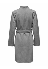 Grauer Wollmantel mit einem taillierten Gürtel, langen Ärmeln und gerader Silhouette. Verfügt über einen klassischen Kragen und keine sichtbaren Beschläge oder Taschen.