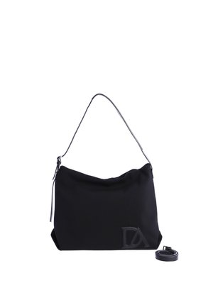 Bolso de hombro negro con correa ajustable y logo "DA" en relieve en la parte frontal, mostrado con una correa desmontable enrollada junto a él.