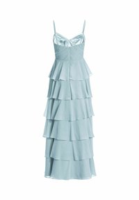 Robe sans manches bleu clair avec des couches à volants étagées et un corsage ajusté doté de fines bretelles et d'un léger décolleté en cœur.