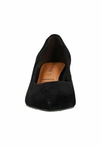 Chaussure à talon haut en daim noir avec un bout rond, des côtés dégagés et une semelle en mousse à mémoire. Texture lisse sans matériel visible.