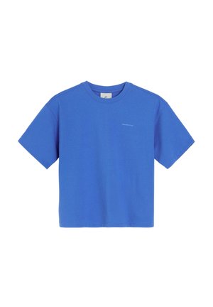 Prosty niebieski t-shirt z krótkim rękawem i okrągłym dekoltem, z małym białym logo na lewym torsie, na białym tle.
