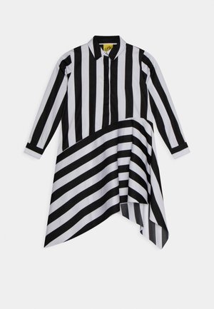 Zwart-wit gestreept shirt met een knoopsluiting kraag en asymmetrische zoom. Gemaakt van lichtgewicht stof, met contrasterende streepbreedtes.