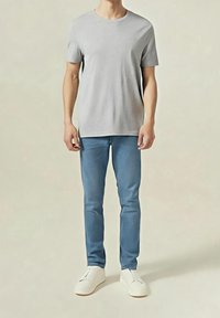 Szara koszulka z krótkim rękawem w połączeniu z jasnoniebieskimi dżinsami i białymi trampkami. Strój charakteryzuje się casualowym, dopasowanym krojem oraz gładką fakturą.