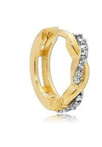 Gouden hoepel oorbel met een gedraaide design en een rij heldere kristallen aan één kant. Gladde textuur met een gepolijste afwerking.