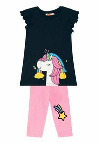 Camiseta negra con gráfico de unicornio y mangas con volantes, combinada con leggings rosas que presentan un estampado de estrellas y arcoíris en el costado. Material de mezcla de algodón.