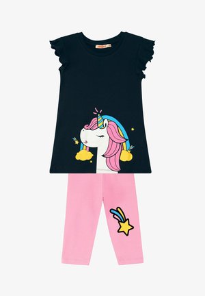 Sort t-shirt med unicorn grafik og flæseærmer, kombineret med lyserøde leggings med stjerne- og regnbueprint på siden. Materiale af bomuldsblanding.